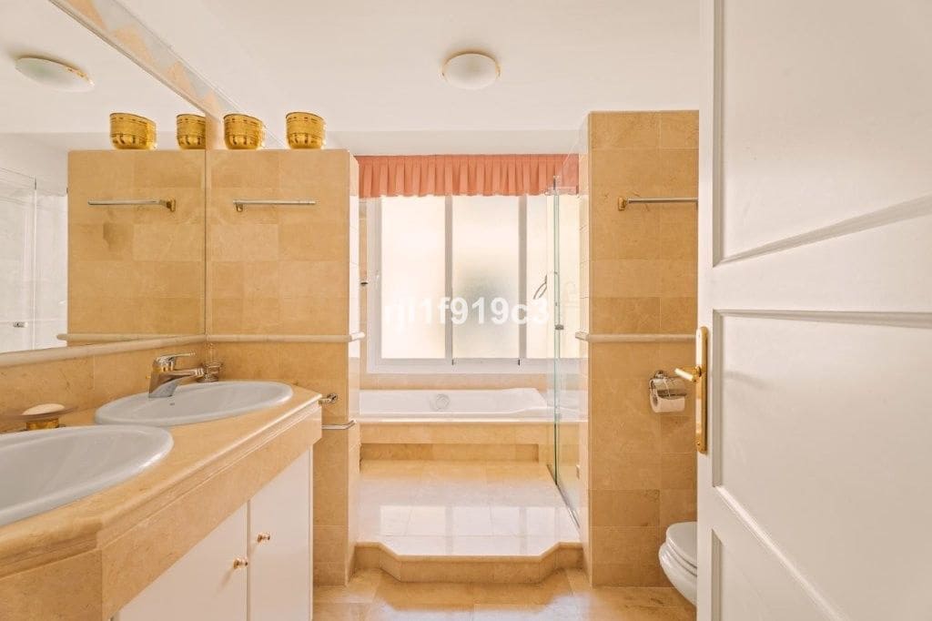 3 sypialnia Apartament na sprzedaż w Elviria z basenem garażem - 650 000 € (Ref: 9325424)