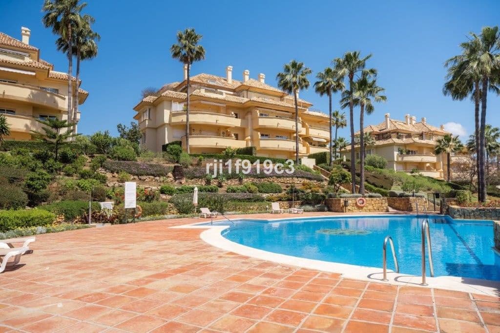 3 sypialnia Apartament na sprzedaż w Elviria z basenem garażem - 650 000 € (Ref: 9325424)