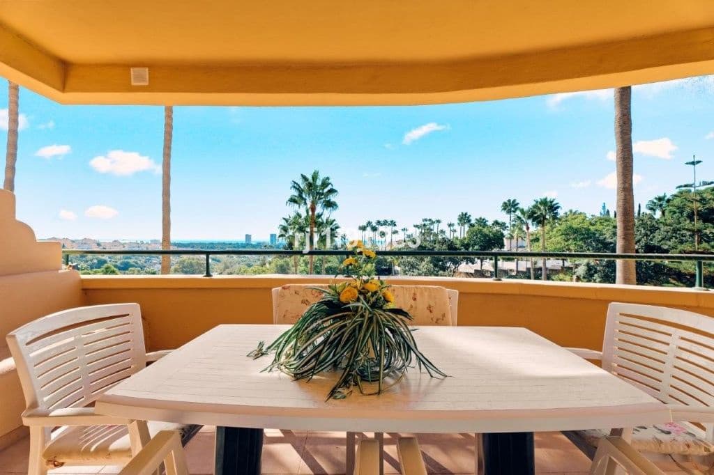 3 sypialnia Apartament na sprzedaż w Elviria z basenem garażem - 650 000 € (Ref: 9325424)