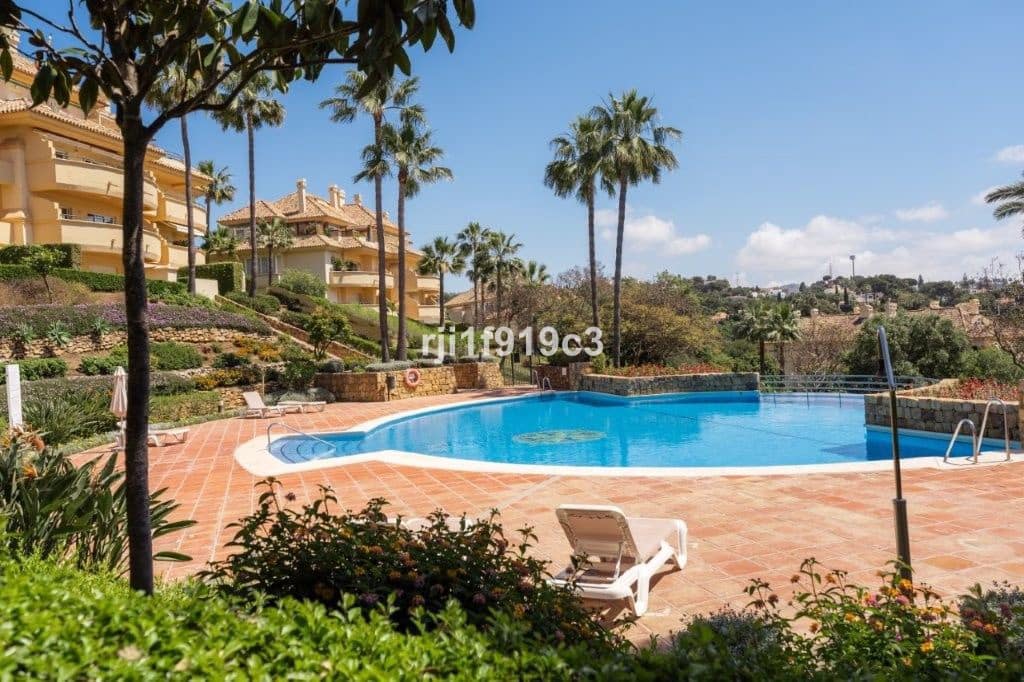 3 sypialnia Apartament na sprzedaż w Elviria z basenem garażem - 650 000 € (Ref: 9325424)