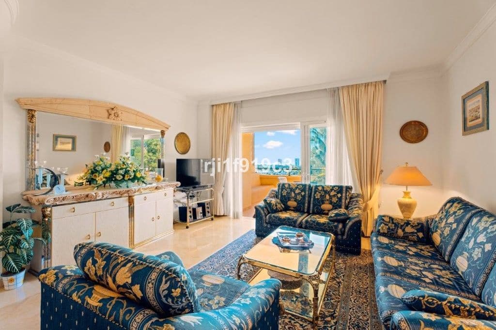 3 sypialnia Apartament na sprzedaż w Elviria z basenem garażem - 650 000 € (Ref: 9325424)