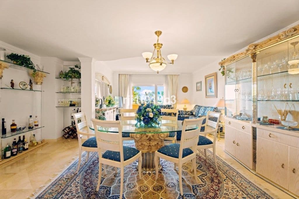 3 sypialnia Apartament na sprzedaż w Elviria z basenem garażem - 650 000 € (Ref: 9325424)