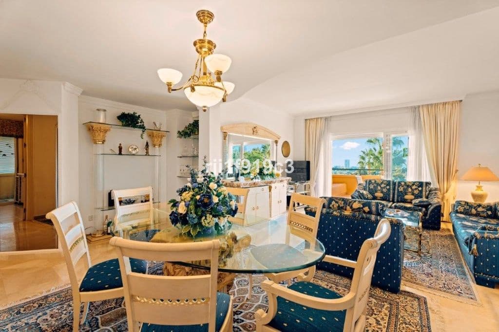 3 sypialnia Apartament na sprzedaż w Elviria z basenem garażem - 650 000 € (Ref: 9325424)