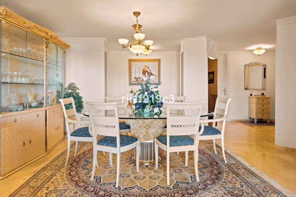 3 sypialnia Apartament na sprzedaż w Elviria z basenem garażem - 650 000 € (Ref: 9325424)