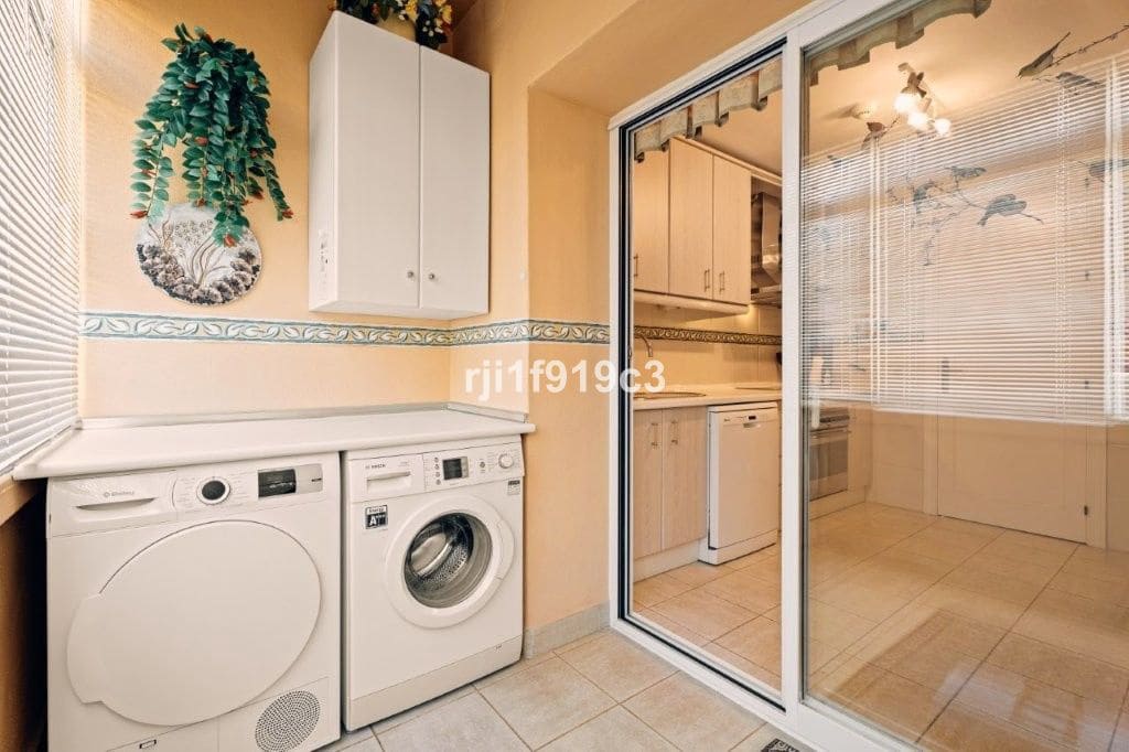 3 sypialnia Apartament na sprzedaż w Elviria z basenem garażem - 650 000 € (Ref: 9325424)