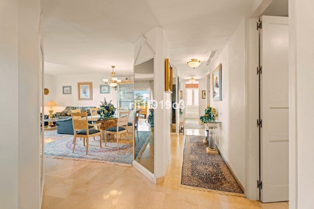 3 sypialnia Apartament na sprzedaż w Elviria z basenem garażem - 650 000 € (Ref: 9325424)