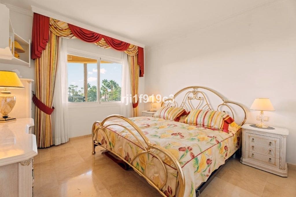 3 sypialnia Apartament na sprzedaż w Elviria z basenem garażem - 650 000 € (Ref: 9325424)