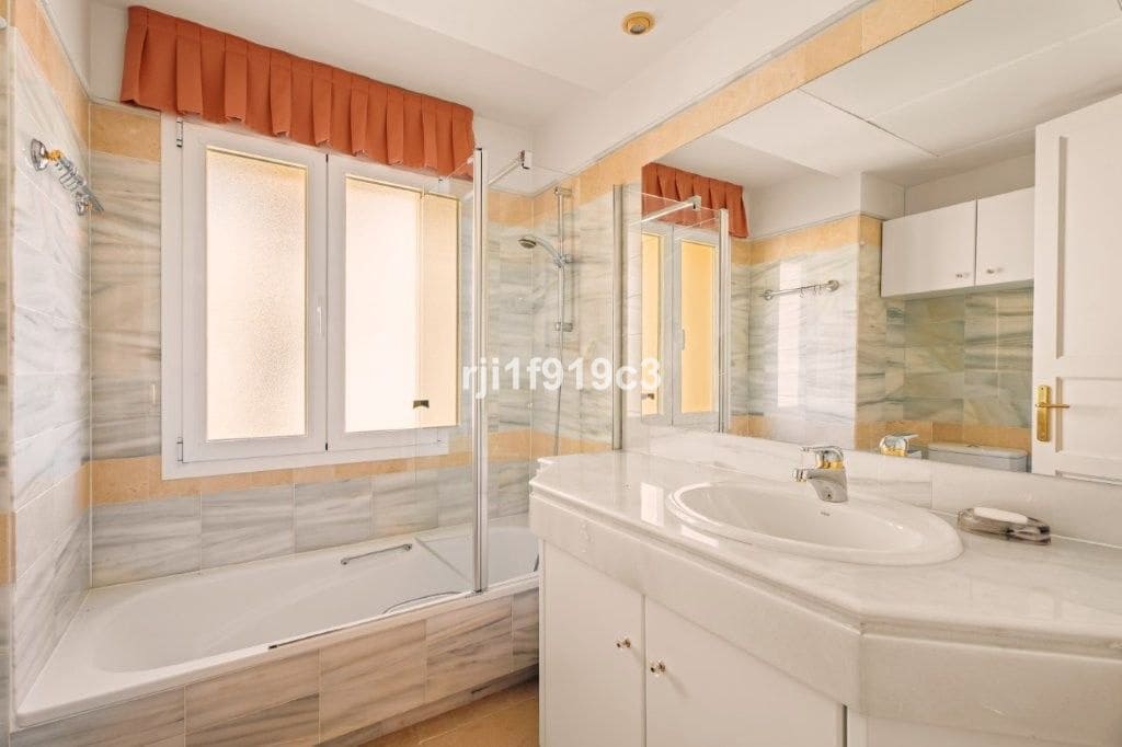 3 sypialnia Apartament na sprzedaż w Elviria z basenem garażem - 650 000 € (Ref: 9325424)