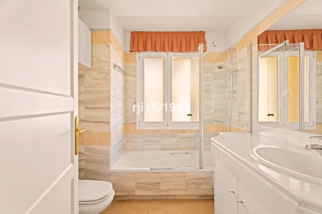 3 sypialnia Apartament na sprzedaż w Elviria z basenem garażem - 650 000 € (Ref: 9325424)