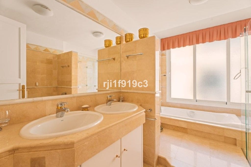 3 sypialnia Apartament na sprzedaż w Elviria z basenem garażem - 650 000 € (Ref: 9325424)