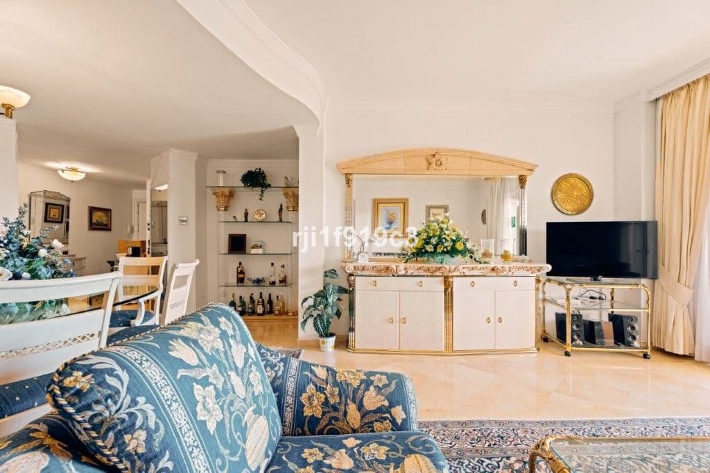 3 sypialnia Apartament na sprzedaż w Elviria z basenem garażem - 650 000 € (Ref: 9325424)