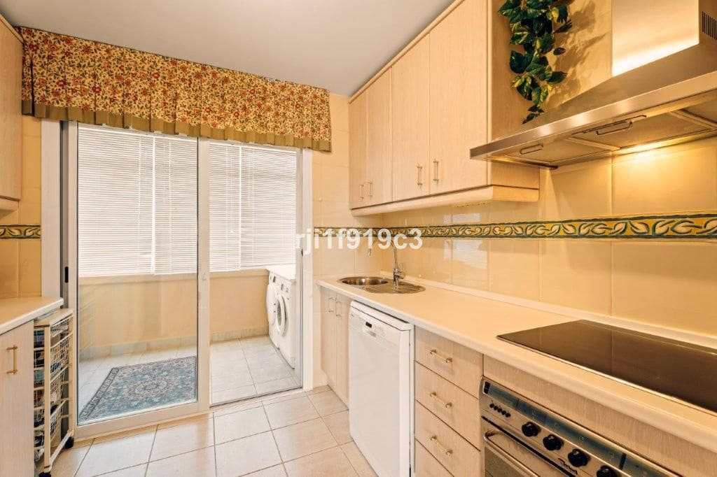 3 sypialnia Apartament na sprzedaż w Elviria z basenem garażem - 650 000 € (Ref: 9325424)