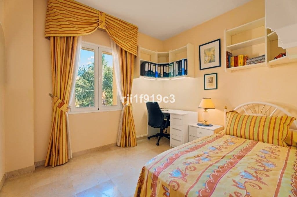 3 sypialnia Apartament na sprzedaż w Elviria z basenem garażem - 650 000 € (Ref: 9325424)