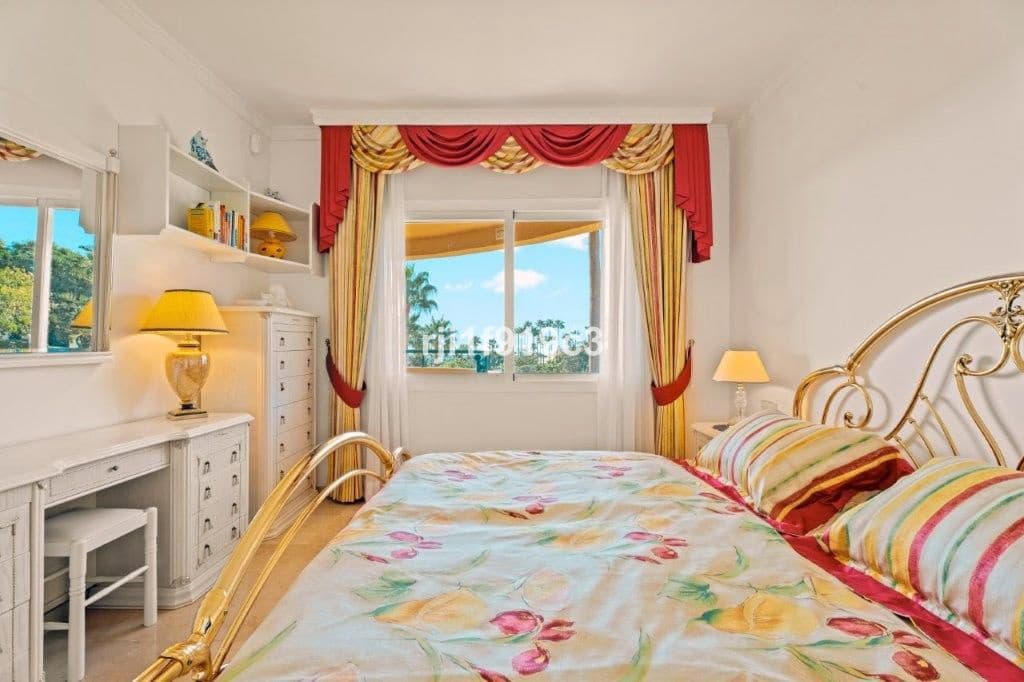 3 sypialnia Apartament na sprzedaż w Elviria z basenem garażem - 650 000 € (Ref: 9325424)