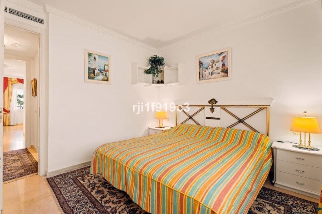 3 sypialnia Apartament na sprzedaż w Elviria z basenem garażem - 650 000 € (Ref: 9325424)