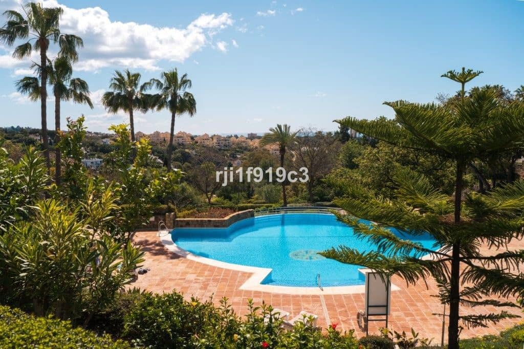 3 sypialnia Apartament na sprzedaż w Elviria z basenem garażem - 650 000 € (Ref: 9325424)
