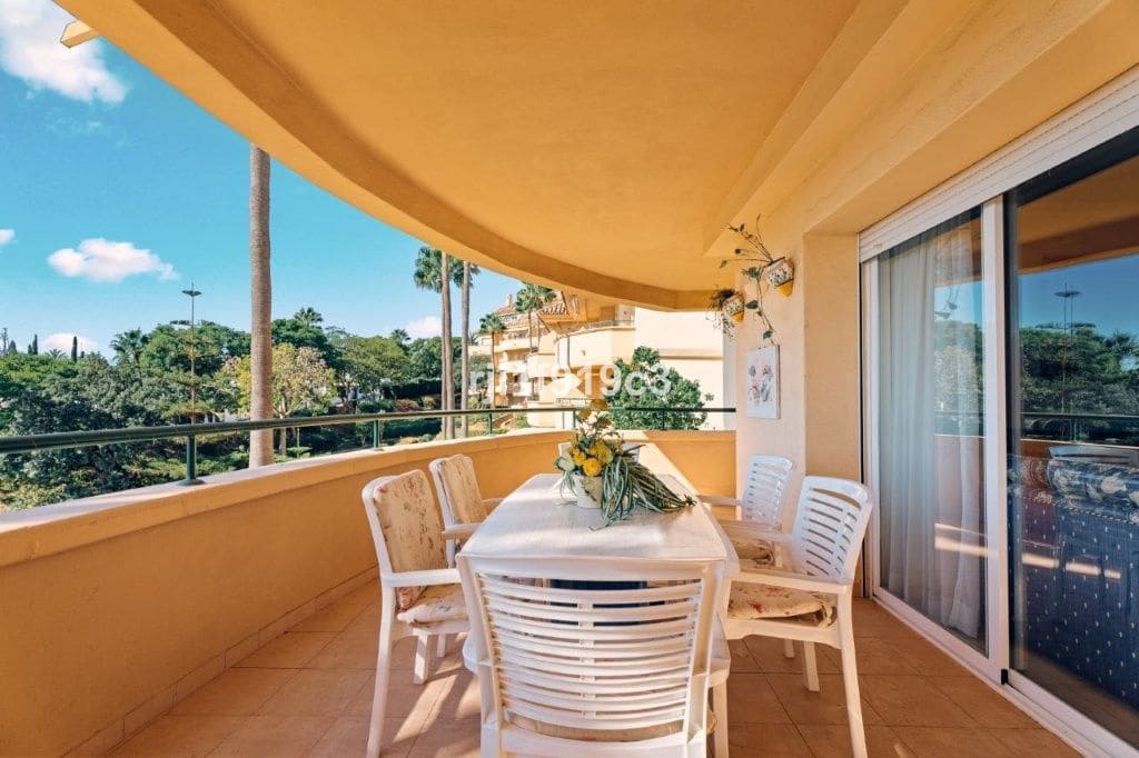 3 sypialnia Apartament na sprzedaż w Elviria z basenem garażem - 650 000 € (Ref: 9325424)