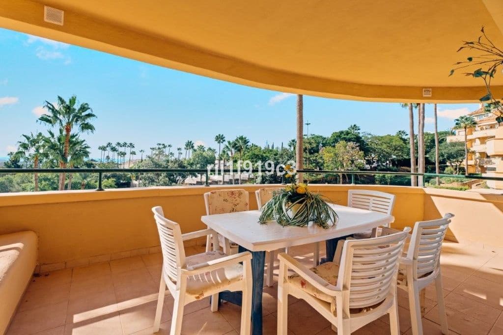 3 sypialnia Apartament na sprzedaż w Elviria z basenem garażem - 650 000 € (Ref: 9325424)