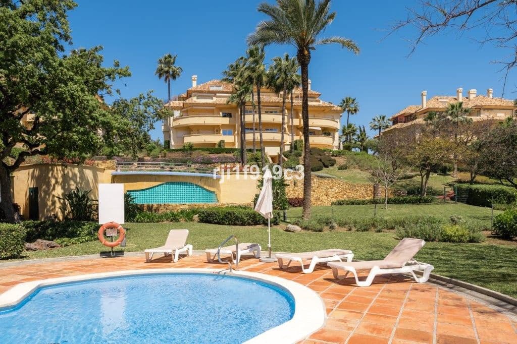 3 sypialnia Apartament na sprzedaż w Elviria z basenem garażem - 650 000 € (Ref: 9325424)