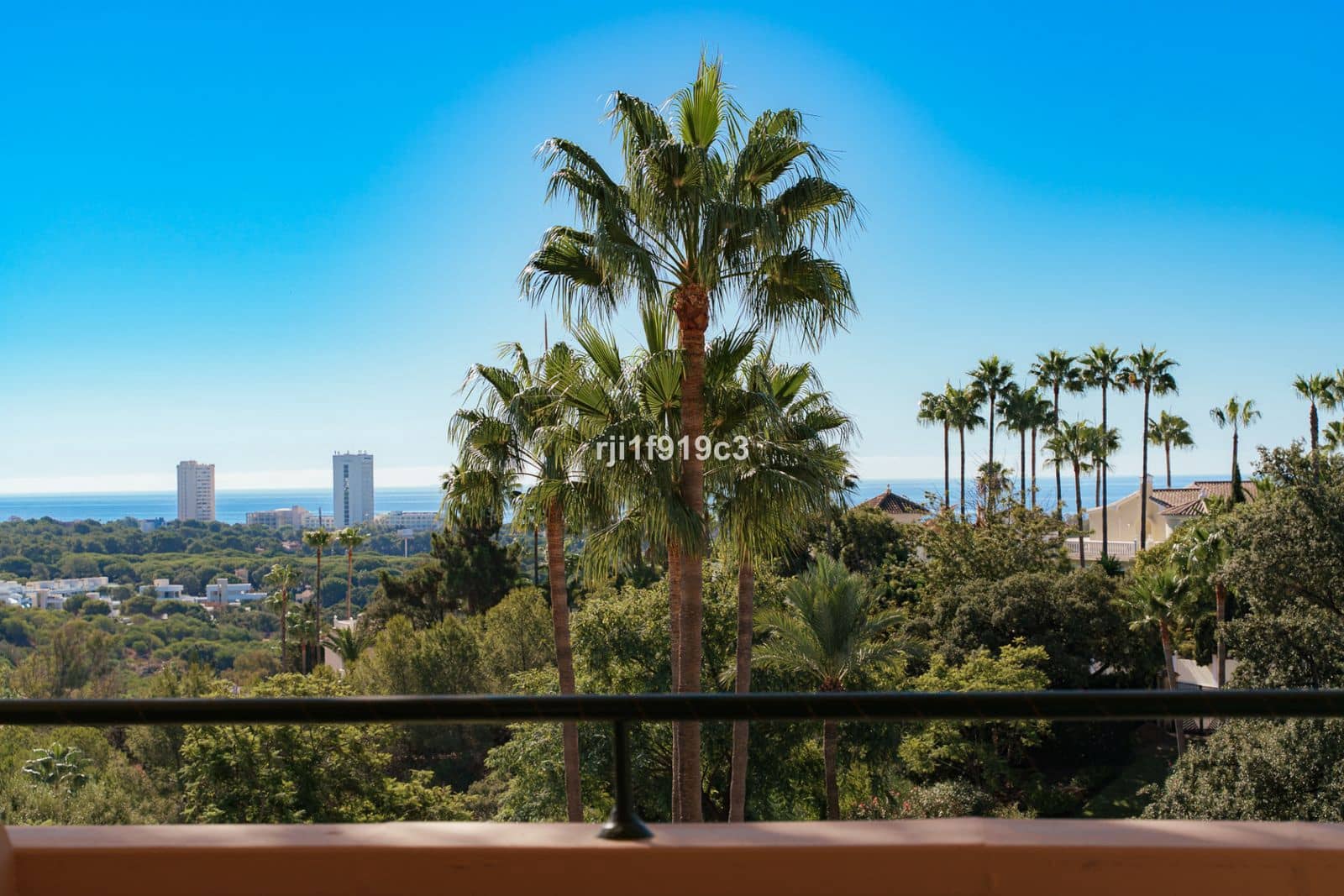 3 sypialnia Apartament na sprzedaż w Elviria z basenem garażem - 650 000 € (Ref: 9325424)