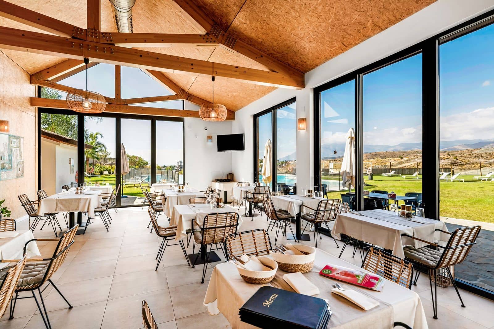 3 sypialnia Apartament na sprzedaż w Benahavis z basenem garażem - 650 000 € (Ref: 9329715)