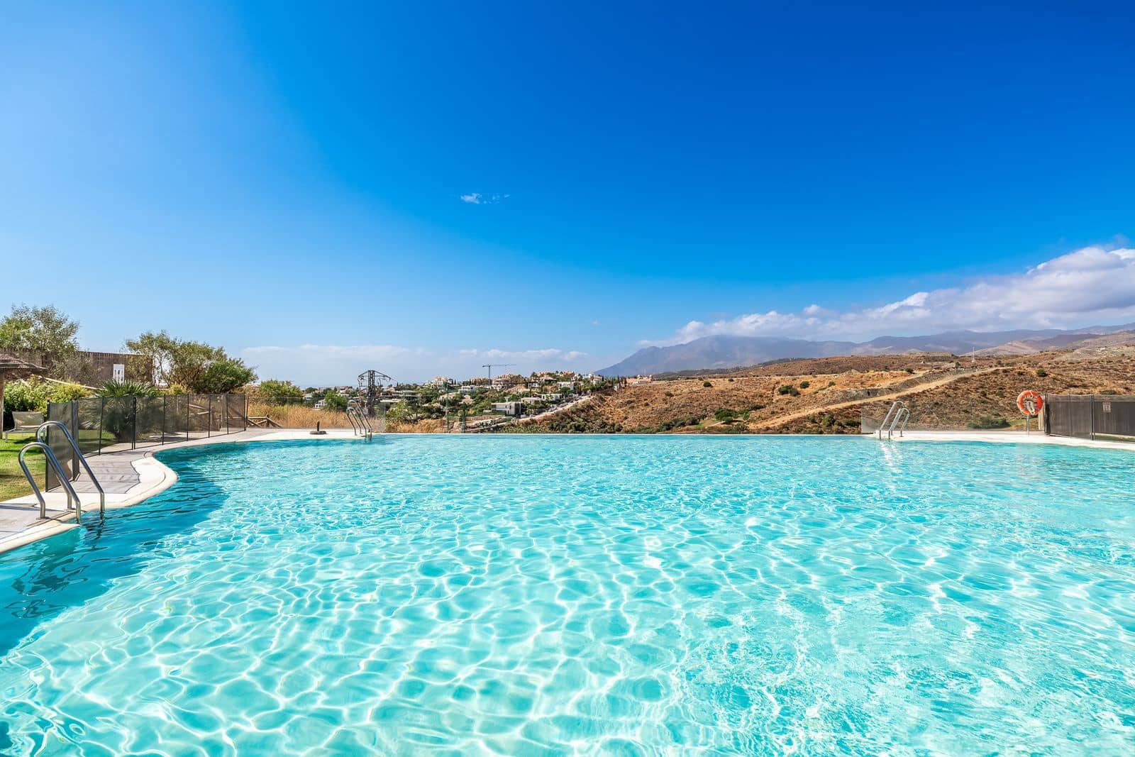 3 sypialnia Apartament na sprzedaż w Benahavis z basenem garażem - 650 000 € (Ref: 9329715)