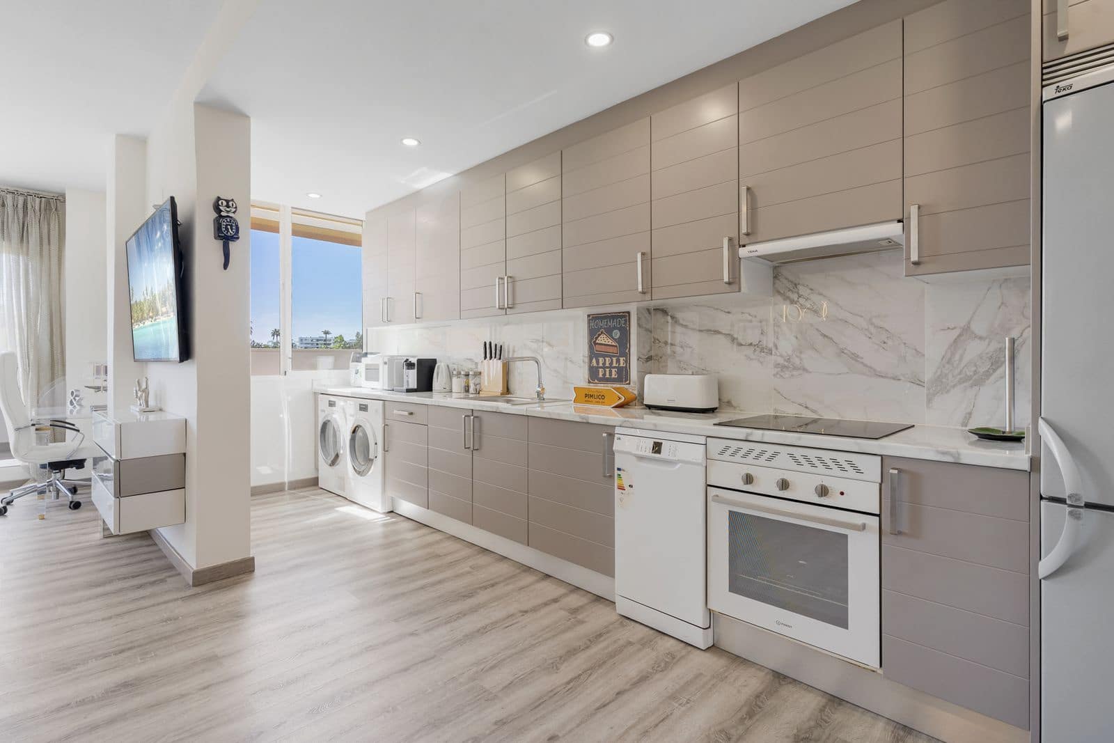 2 makuuhuone Huoneisto myytävänä paikassa La Cala de Mijas mukana uima-altaan 
autotalli - 499 000 € (Ref: 9347958)