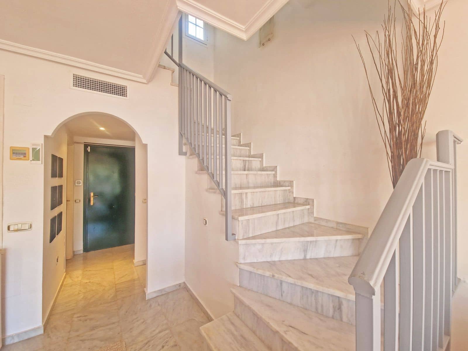 4 soverom Kjedet enebolig til salgs i Cabopino med svømmebasseng garasje - € 595 000 (Ref: 9348511)