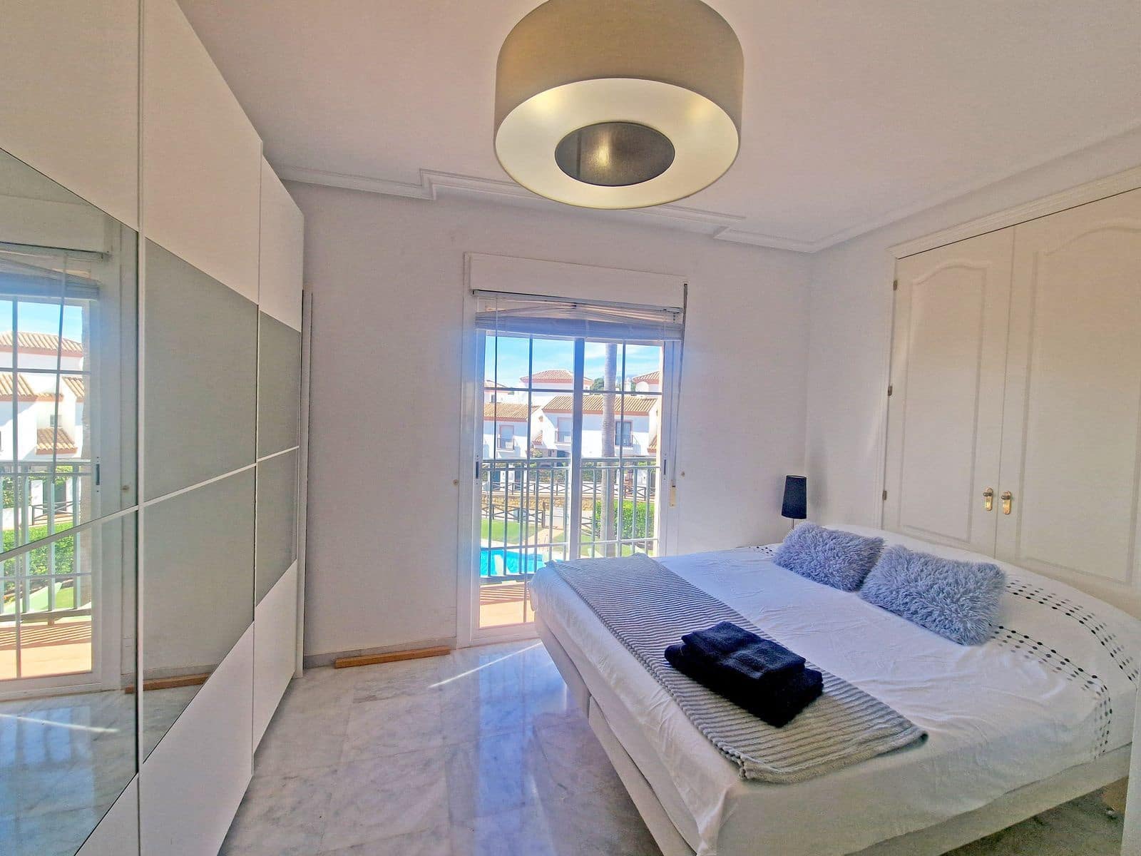 4 soverom Kjedet enebolig til salgs i Cabopino med svømmebasseng garasje - € 595 000 (Ref: 9348511)