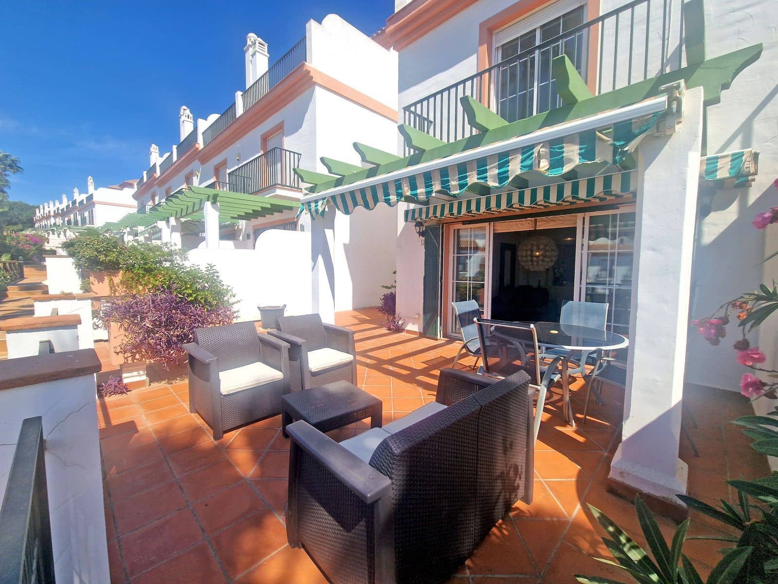 4 soverom Kjedet enebolig til salgs i Cabopino med svømmebasseng garasje - € 595 000 (Ref: 9348511)