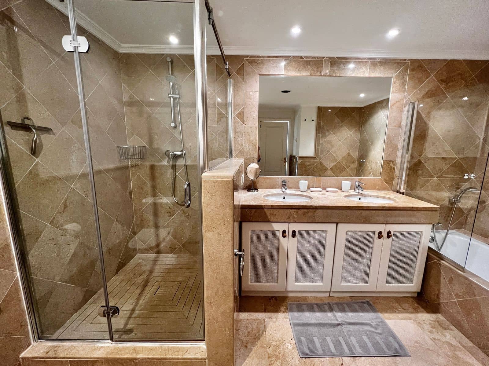 3 sypialnia Apartament na sprzedaż w Los Flamingos z basenem garażem - 1 050 000 € (Ref: 9352780)