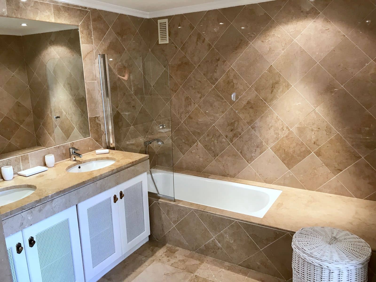 3 sypialnia Apartament na sprzedaż w Los Flamingos z basenem garażem - 1 050 000 € (Ref: 9352780)