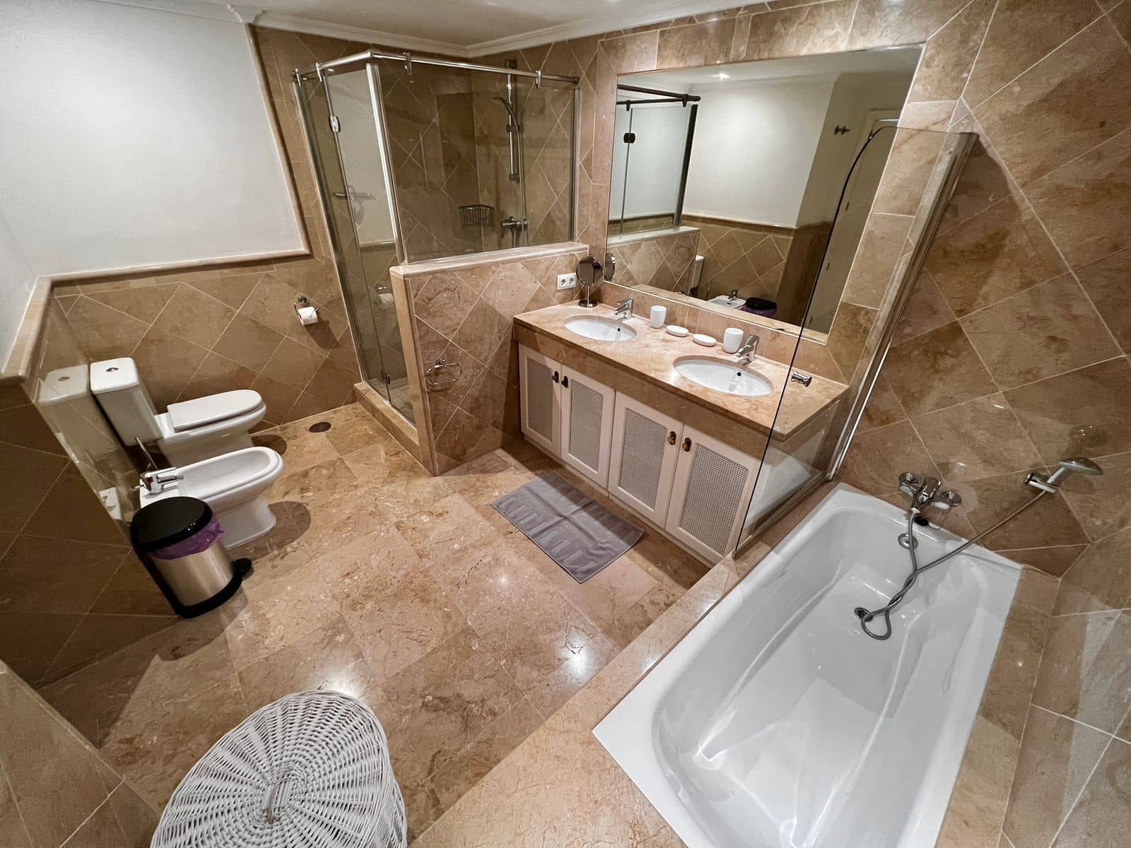 3 sypialnia Apartament na sprzedaż w Los Flamingos z basenem garażem - 1 050 000 € (Ref: 9352780)