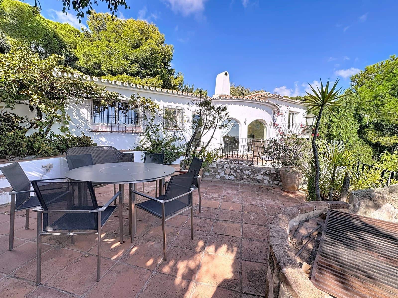 4 bedroom Villa for sale in Mijas with pool garage - € 975,000 (Ref: 9354205)