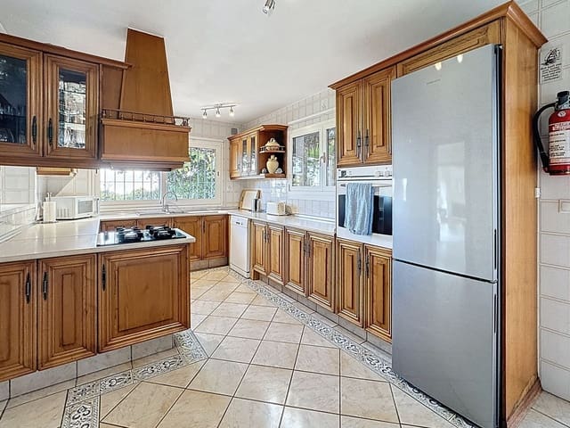 4 bedroom Villa for sale in Mijas with pool garage - € 975,000 (Ref: 9354205)