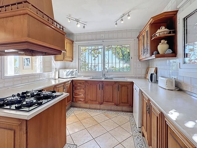 4 bedroom Villa for sale in Mijas with pool garage - € 975,000 (Ref: 9354205)