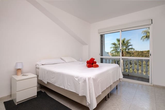 4 sypialnia Dom na sprzedaż w Calahonda, Mijas z basenem garażem - 739 000 € (Ref: 9360840)