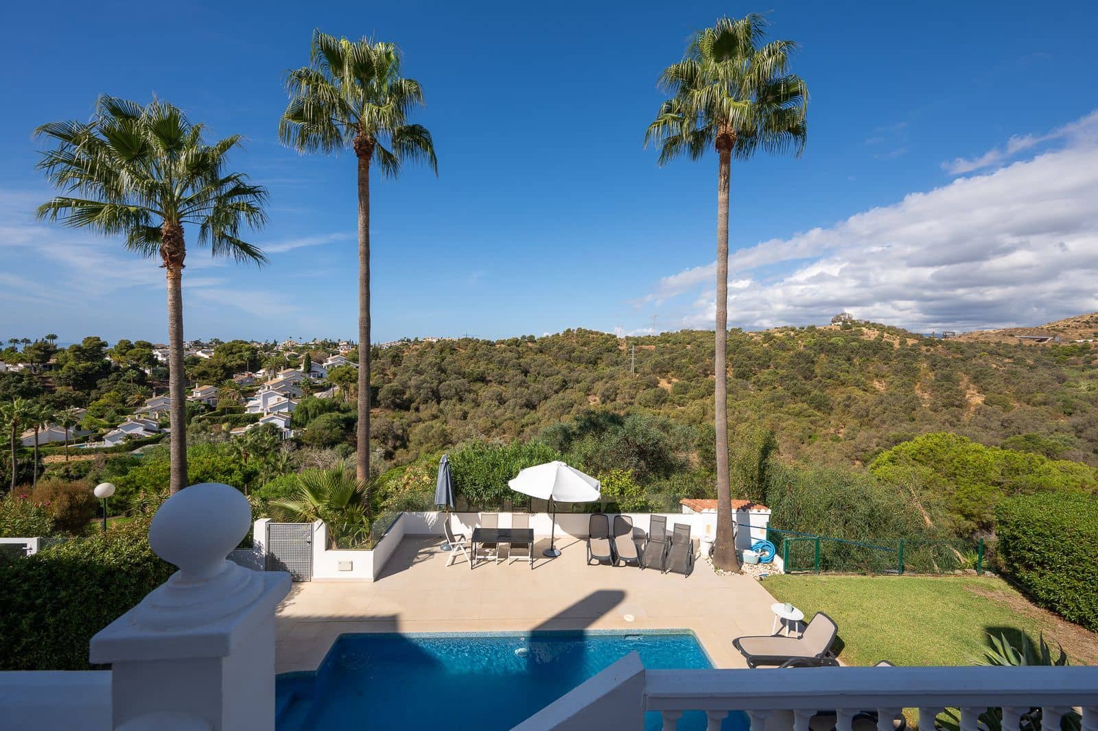 4 makuuhuone Omakotitalo myytävänä paikassa Calahonda mukana uima-altaan 
autotalli - 739 000 € (Ref: 9360840)