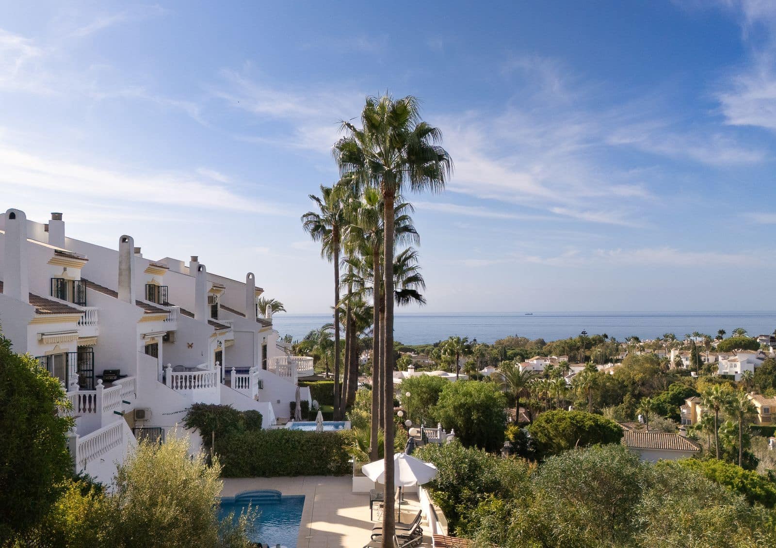 4 makuuhuone Omakotitalo myytävänä paikassa Calahonda mukana uima-altaan 
autotalli - 739 000 € (Ref: 9360840)