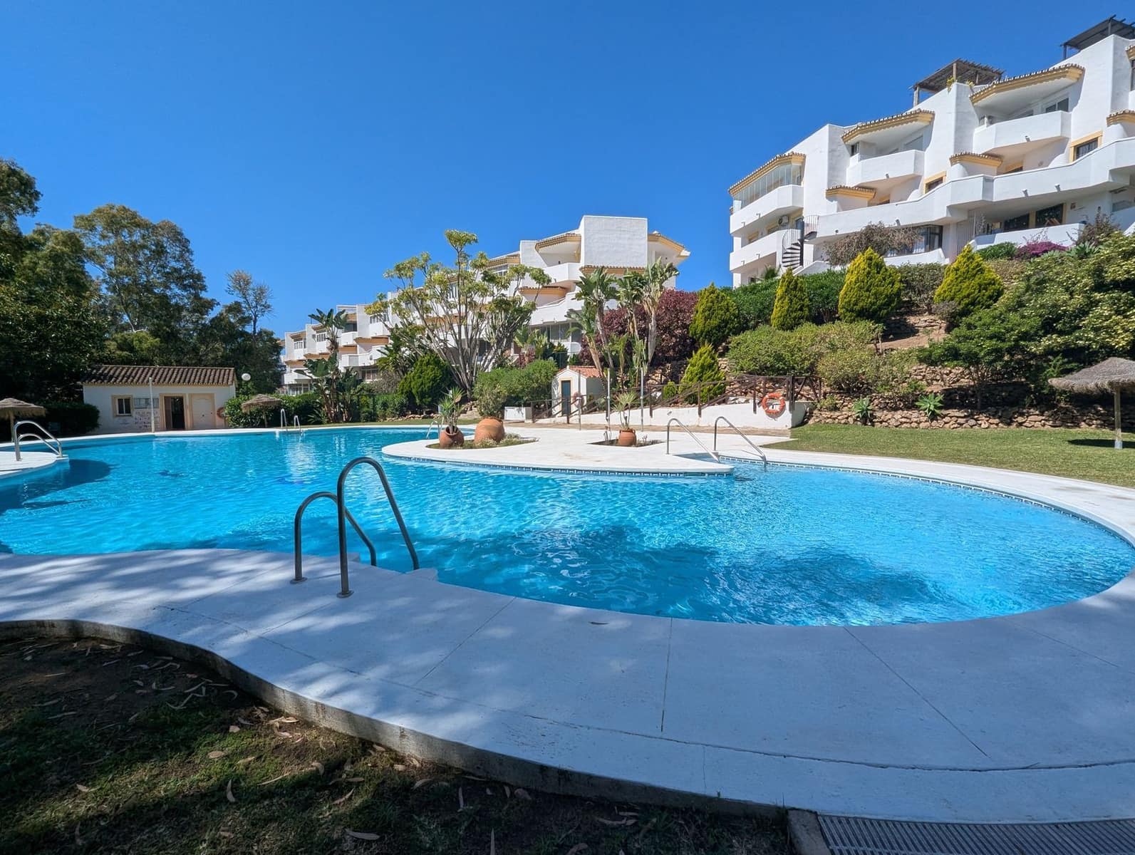 2 sovrum Takvåning till salu i Calahonda med pool garage - 349 000 € (Ref: 9360870)