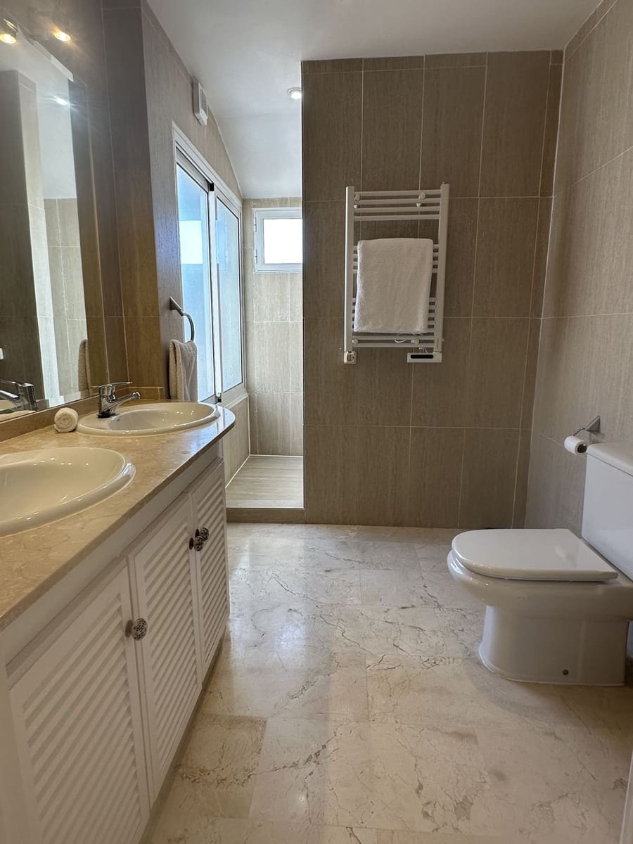 3 sypialnia Dom na sprzedaż w Riviera del Sol z basenem garażem - 585 000 € (Ref: 9396877)