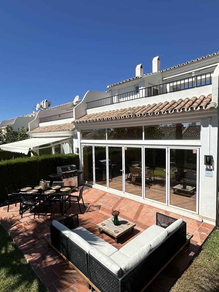 3 sypialnia Dom na sprzedaż w Riviera del Sol z basenem garażem - 585 000 € (Ref: 9396877)