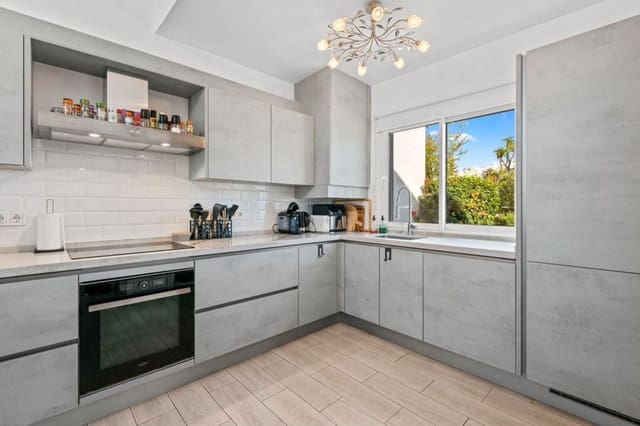 4 sypialnia Dom na sprzedaż w Calahonda, Mijas z basenem garażem - 650 000 € (Ref: 9412894)