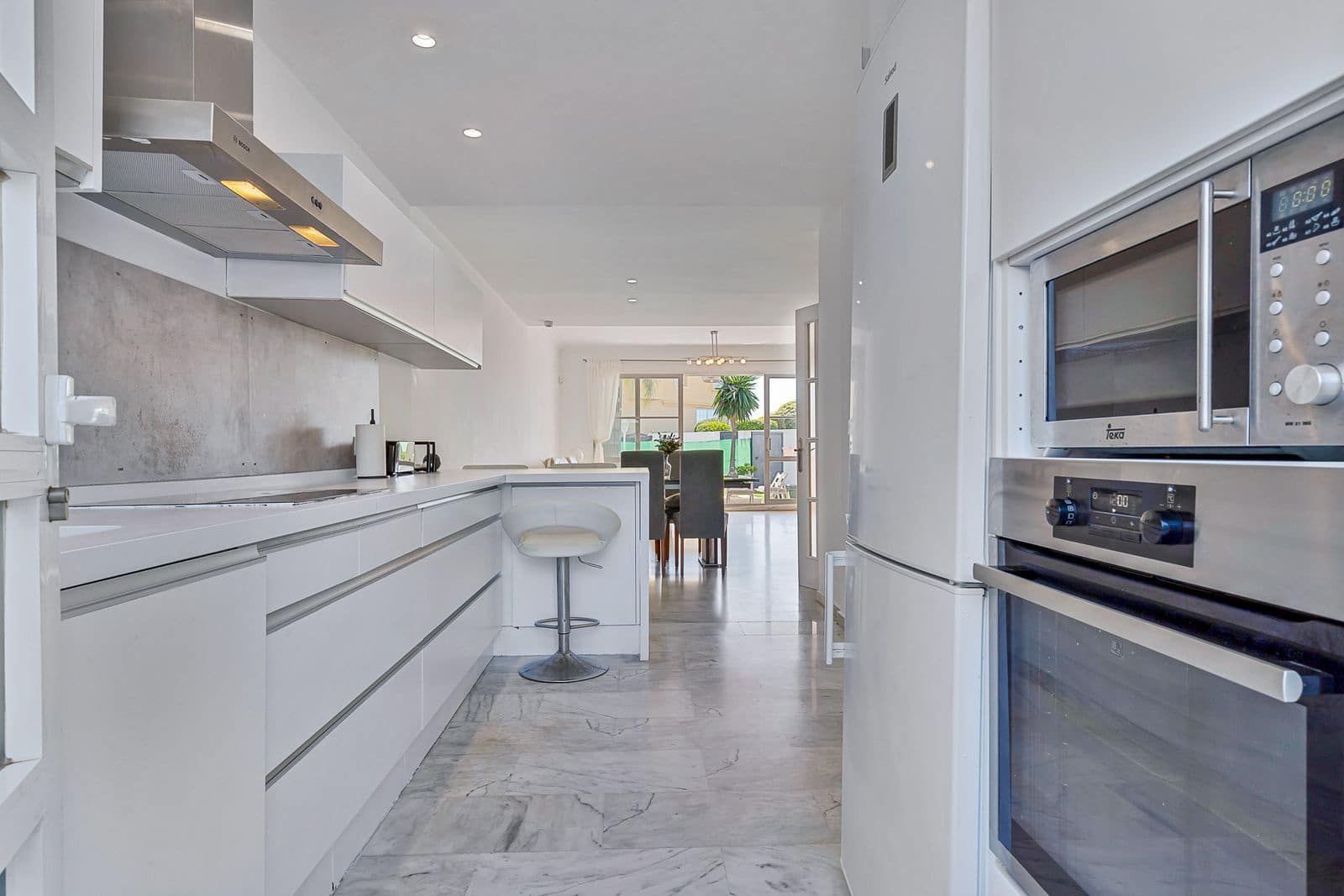 5 sypialnia Dom na sprzedaż w Calahonda z basenem garażem - 528 000 € (Ref: 9412896)