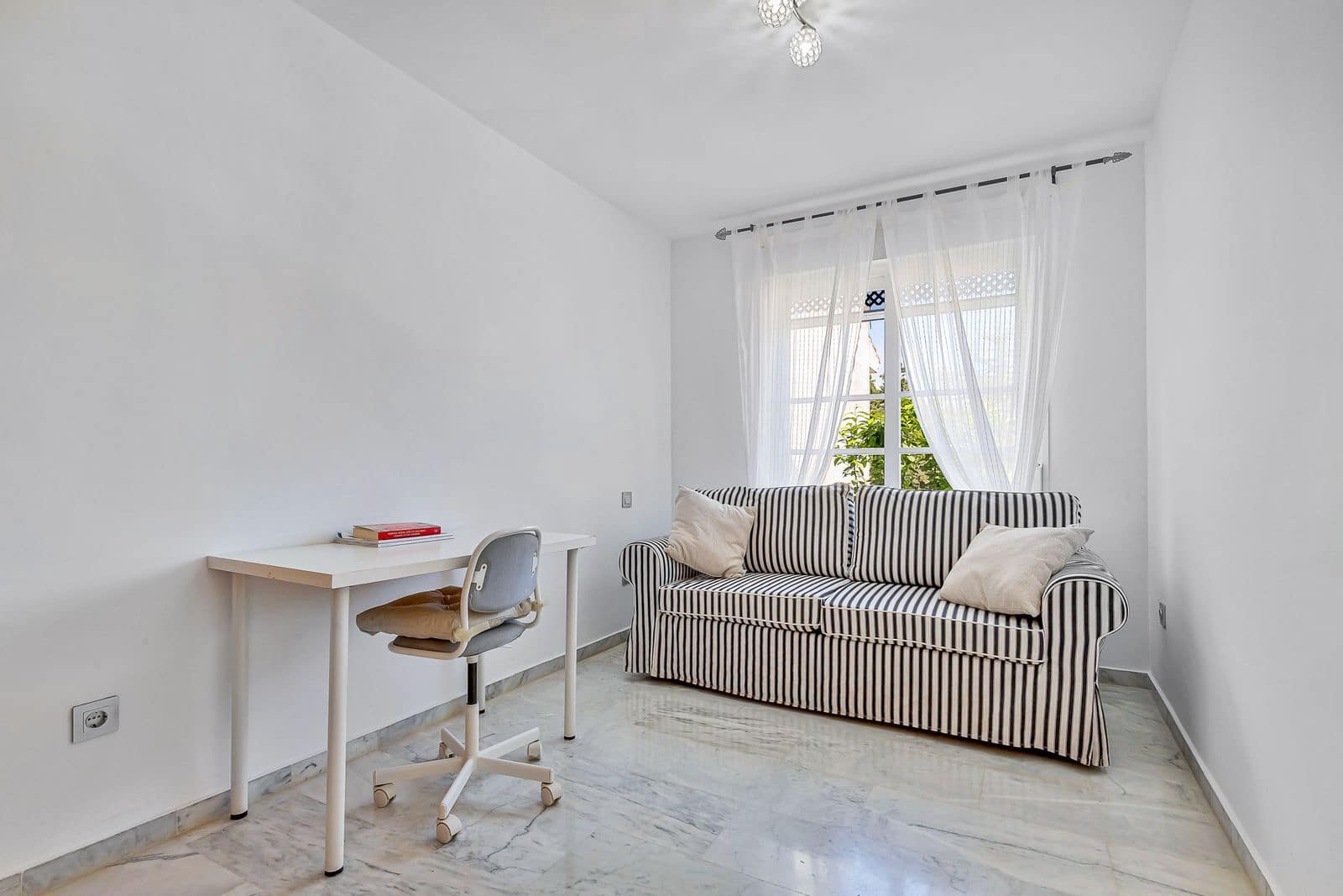 5 sypialnia Dom na sprzedaż w Calahonda z basenem garażem - 528 000 € (Ref: 9412896)