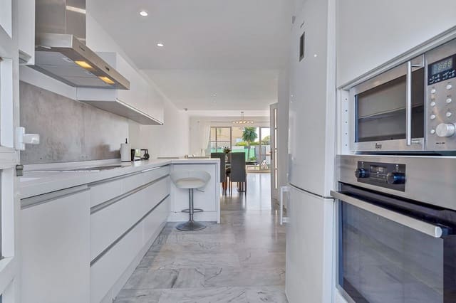 5 sypialnia Dom na sprzedaż w Calahonda, Mijas z basenem garażem - 528 000 € (Ref: 9412896)