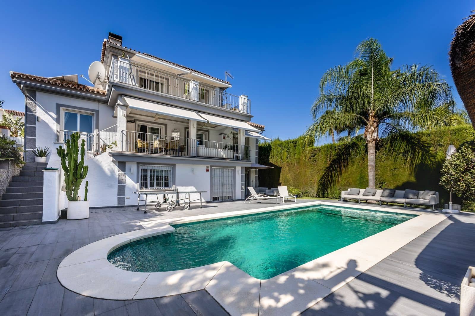 6 bedroom Villa for sale in Alhaurin el Grande with pool garage - € 995,000 (Ref: 9415083)