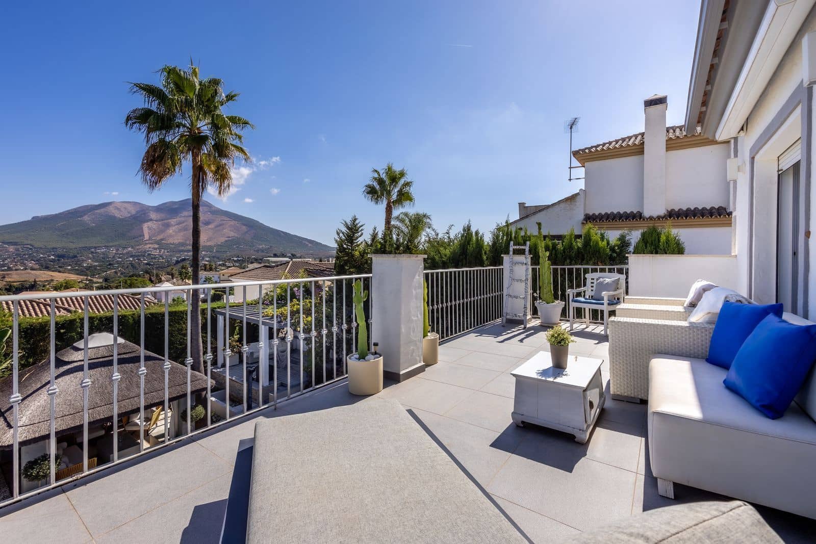 6 bedroom Villa for sale in Alhaurin el Grande with pool garage - € 995,000 (Ref: 9415083)