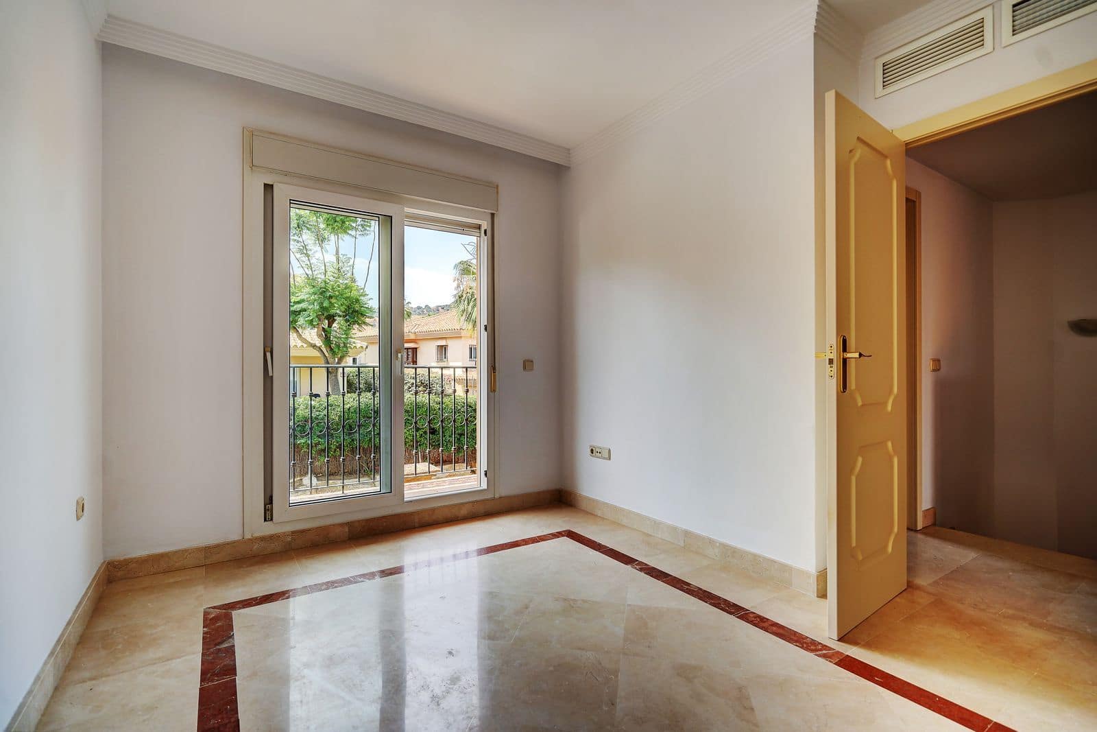 3 sypialnia Dom na sprzedaż w Riviera del Sol z basenem garażem - 460 000 € (Ref: 9415085)