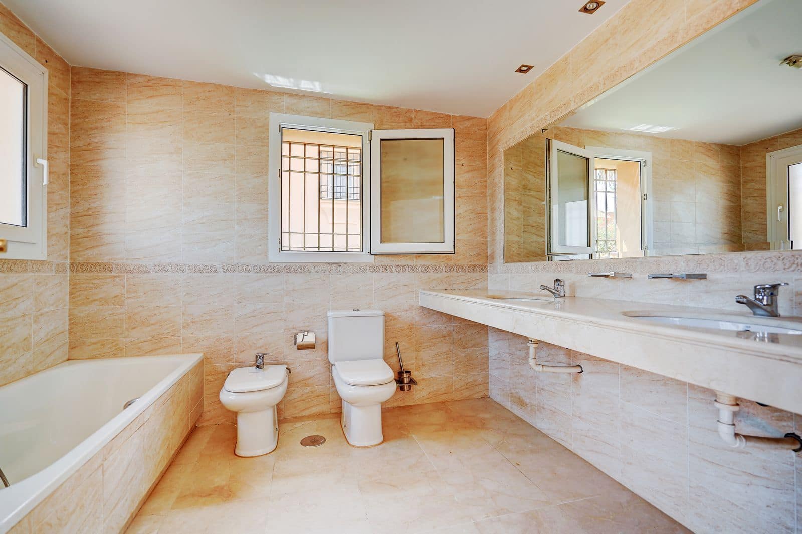 3 sypialnia Dom na sprzedaż w Riviera del Sol z basenem garażem - 460 000 € (Ref: 9415085)